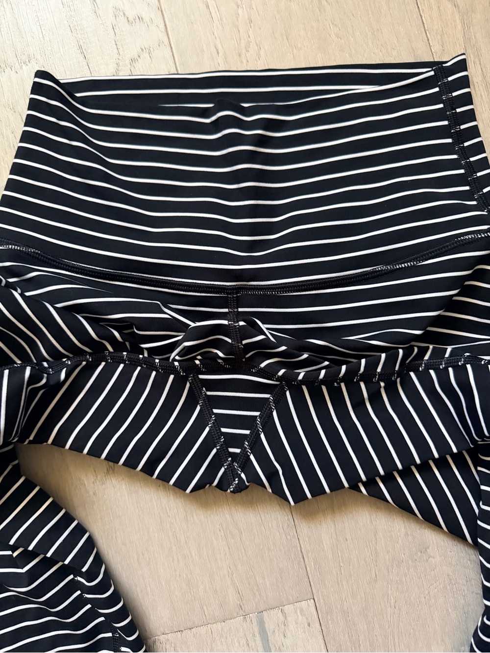 LULULEMON WUNDER UNDER CROP 21” LUXTREME PARALLEL STRIPE BLACK WHITE - Picture 4 of 6